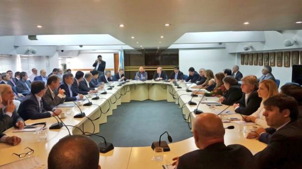El Gobierno convocó a gobernadores del PJ por reclamo de coparticipación