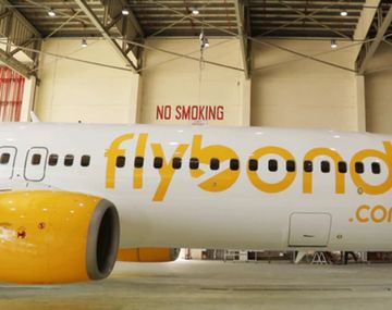 El avión de Flybondi llegará en un mes a la Argentina.