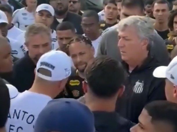 Tremendas imágenes: Neymar enfrentó a la barra de Santos tras el mal momento