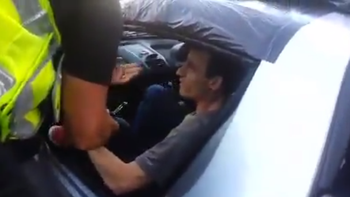 un ladron queda encerrado en un auto que intentaba robar un ladron queda encerrado en un auto que intentaba robar