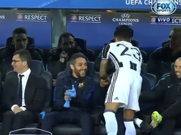 El saludo del brasileño al banco del Barcelona lo hizo demorar El saludo del brasileño al banco del Barcelona lo hizo demorar