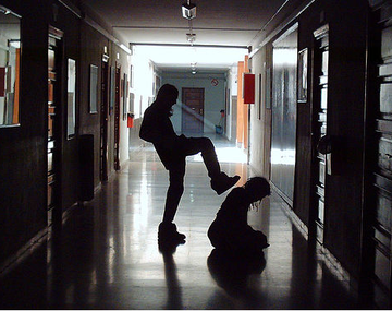 Una joven golpeó brutalmente a un compañero por ser gay