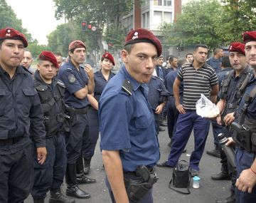 Piden investigar vínculos entre los saqueos y los policías