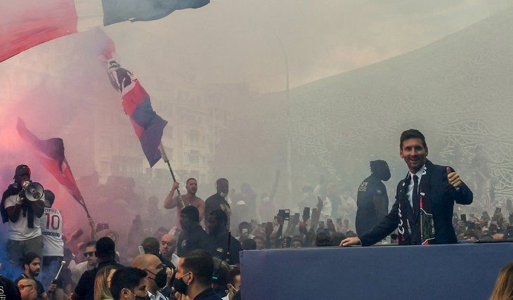 Así fue el recibimiento de los hinchas del PSG a Messi tras su presentación oficial