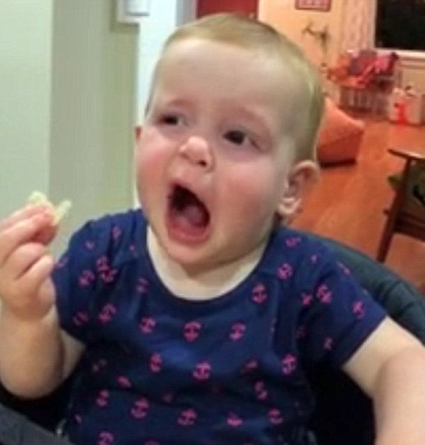 VIDEO: Así reacciona una beba al probar unas curiosas papas fritas