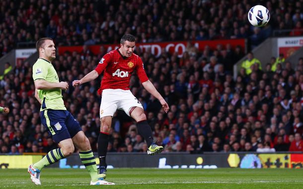 Una volea del holandés Robin Van Persie ante el Aston Villa
