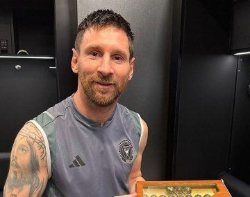 La increíble colección de bolitas de la Selección que le regalaron a Messi