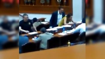 En México, un diputado tocó a una compañera en plena sesión En México, un diputado tocó a una compañera en plena sesión