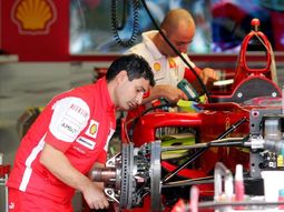 Ferrari-mecanicos-EF