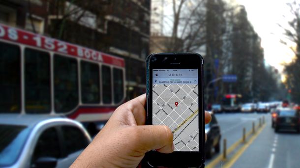 ¿Qué es Uber, la polémica aplicación a la que se oponen los taxistas porteños?