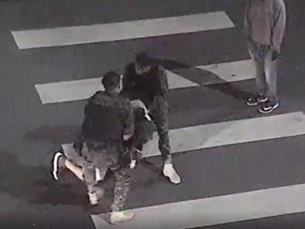 Mar del Plata: insólito, un hombre quiso parar un colectivo trepado al parabrisas