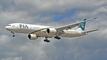 Un avión se estrelló en Pakistán. Un avión se estrelló en Pakistán.