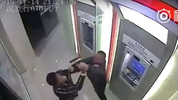 le quisieron robar en el cajero, pero dejo al ladron tirado en el piso le quisieron robar en el cajero, pero dejo al ladron tirado en el piso