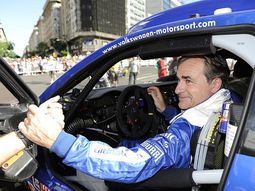 Dakar 2011 - Carlos Sainz saludando