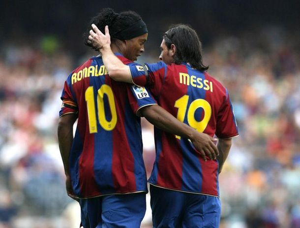 El homenaje de Ronaldinho a Messi en su paso por el Barcelona