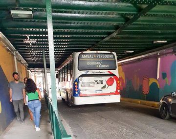 ¡Insólito! Un 136 se quedó trabado en un túnel