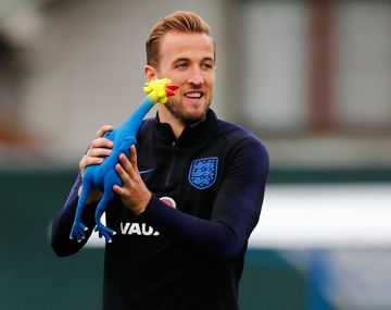 La Selección de Inglaterra se prepara para la semifinal ¡con gallinas de goma!