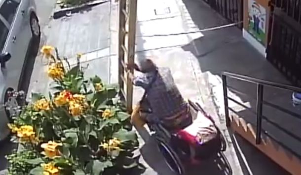 Un hombre en silla de ruedas derribó una escalera y tiró a un pintor desde la altura