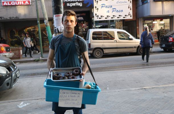 Alex vende pan, donas y facturas para pagar los apuntes de la universidad: sueña con un empleo