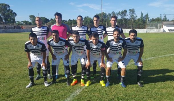 El plantel de Nueva Alianza posa antes del duelo en Berazategui