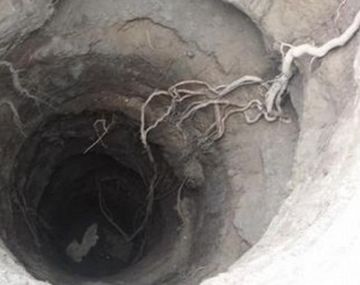 Quiso recuperar el cuchillo que se le había caído a un pozo y terminó muerto