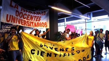 El ministerio de Barañao se negó a recibir el petitorio de los investigadores El ministerio de Barañao se negó a recibir el petitorio de los investigadores