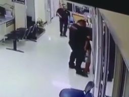 Un policía abrazó a un hombre que entró a una comisaría con un cuchillo&nbsp;