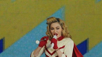 madonna, peleada con sus fans chilenos por fumar madonna, peleada con sus fans chilenos por fumar