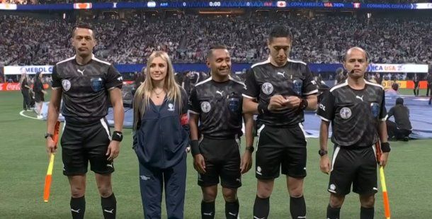 Qué hacía Morena Beltrán con los árbitros antes del sorteo de Argentina vs Canadá