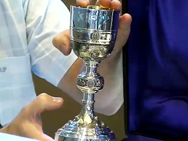 Pallarols lleva el cáliz del Papa para que la gente deje su huella