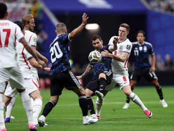 Se metieron con todo en el inicio de Argentina vs. Inglaterra: intensidad, roce y un árbitro que deja jugar