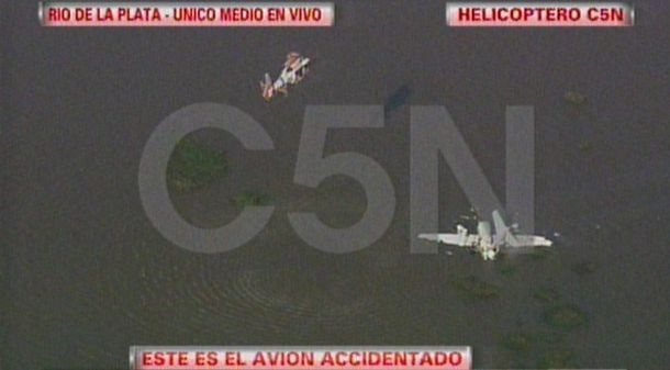 Cinco muertos y cuatro heridos al caer una avioneta en el Río de la Plata