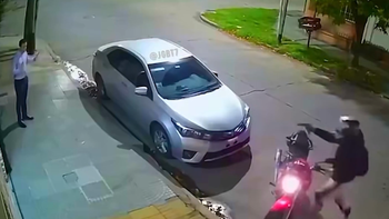 Motochorros le robaron a un vecino de Lanús, se tirotearon con la Policía y escaparon.