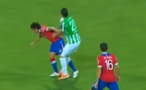 Insólito: mirá la expulsión más rápida en un partido de Copa Libertadores