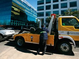 ojo donde estacionas: la ciudad busca reactivar el plan para que vuelvan las gruas ojo donde estacionas: la ciudad busca reactivar el plan para que vuelvan las gruas
