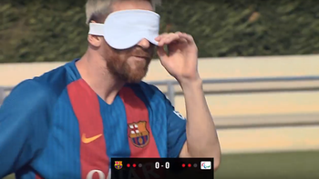 ahora sin mirar: messi pateo penales con los ojos vendados ahora sin mirar: messi pateo penales con los ojos vendados