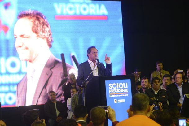 Scioli recibió el respaldo de más de un centenar de gremios bonaerenses