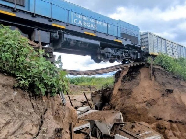 Salta: un tren de carga quedó suspendido en el aire tras el derrumbe de un puente