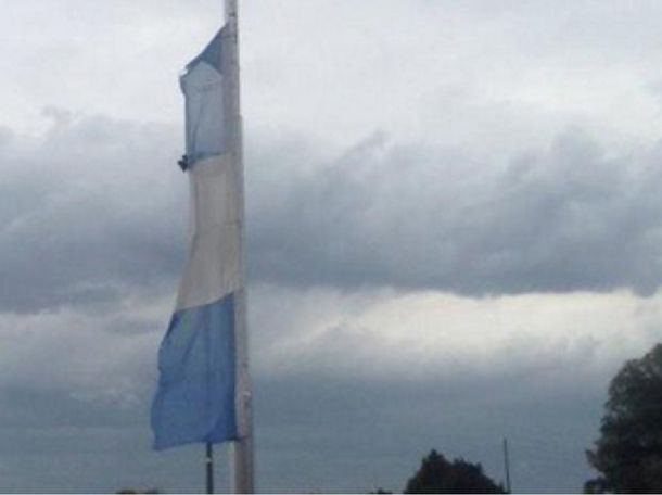 La Bandera del Monumento se partió por las ráfagas en Rosario