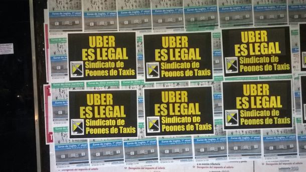 ¿En qué quedamos? Afiches firmados por taxistas ahora dicen que Uber es legal