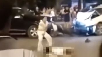 locura total: una mujer bailo sobre el cadaver de un hombre que atropello locura total: una mujer bailo sobre el cadaver de un hombre que atropello