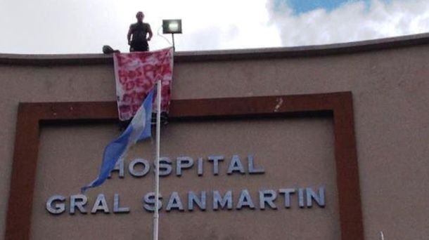 Amenazó con tirarse del techo en reclamo de medicación para su mujer con HIV