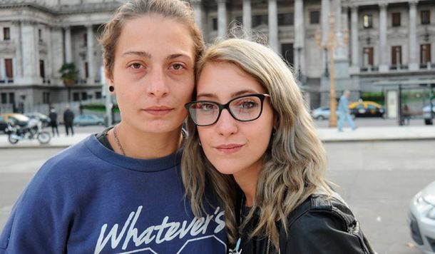 Arranca el juicio contra la mujer que fue golpeada y detenida por besar a su novia en la estación Constitución