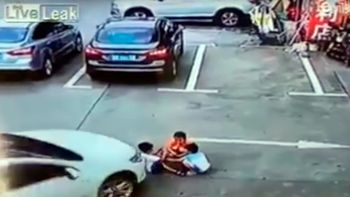 video: una mujer atropello a tres nenes en un estacionamiento video: una mujer atropello a tres nenes en un estacionamiento