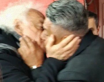 Un gesto viral que volvió a repetirse: el beso entre Coppola y Chiqui Tapia
