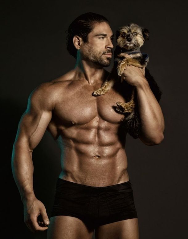 ¡Que cachorritos! Modelos posan junto a perros rescatados para juntar fondos