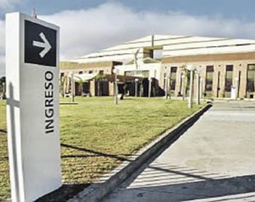 Le prendió una vela a un santo y quemó a su beba