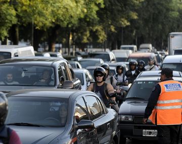 Caos en el bajo porteño por el éxodo y 2.300 autos circulan hacia la Costa