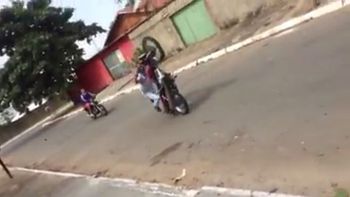 Quiso hacer una pirueta y rompió la moto Quiso hacer una pirueta y rompió la moto