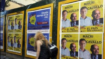 aparecieron afiches con la supuesta formula macri presidente, cavallo vice aparecieron afiches con la supuesta formula macri presidente, cavallo vice